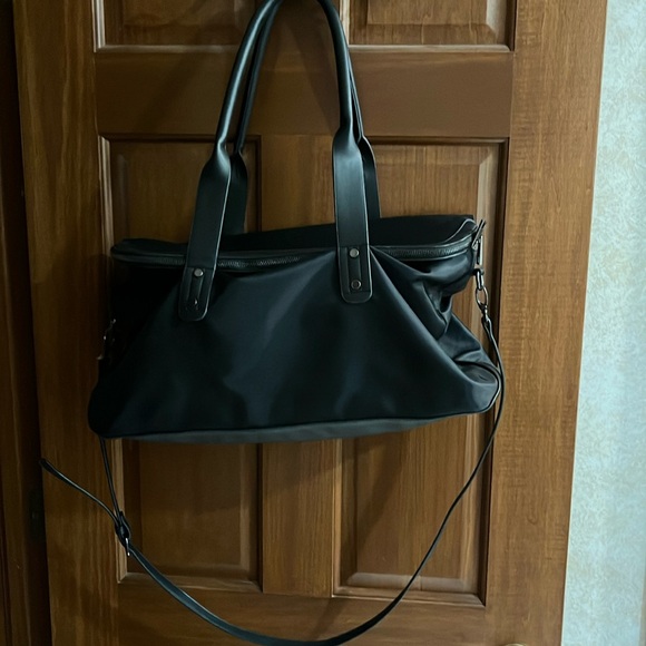 Fabletics The Grip Tote Duffel Gym/Travel Bag, Black, 20.5” x 11.5” x 6.5” - Picture 4 of 15